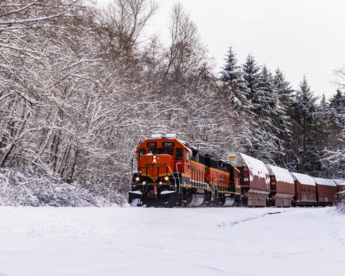 Trem atravessando uma paisagem de neve