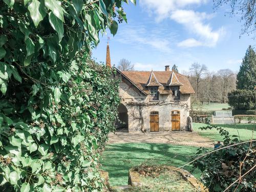 Casa na floresta à beira do rio - puzzle online