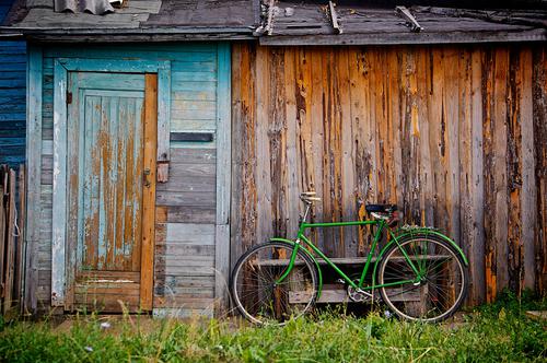 Bicicleta nova, cabana velha