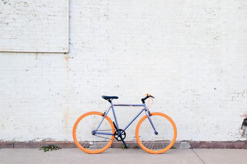 Bicicleta com rodas laranja