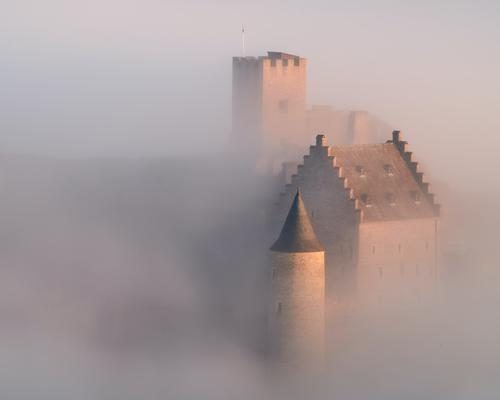 Castelo Bourscheid perdido no nevoeiro