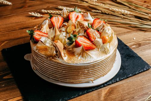 Tarta decorada con fresas