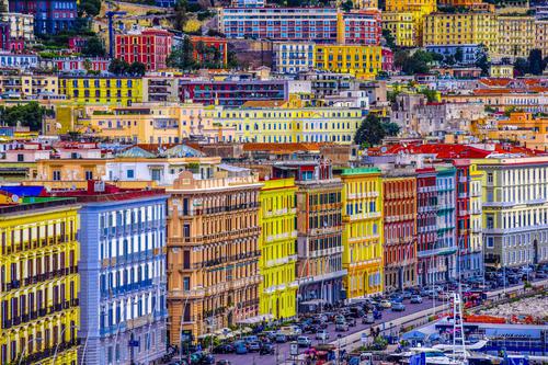 Edifícios coloridos em Nápoles
