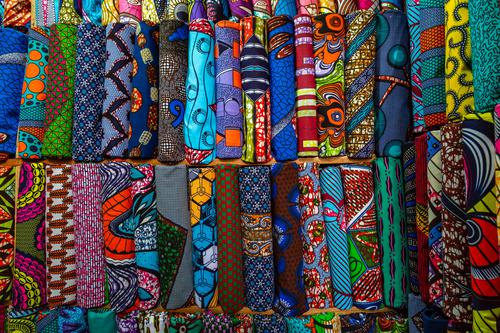 Tecidos coloridos na Costa do Marfim