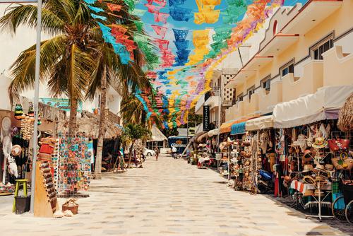 Rua colorida em Cancún