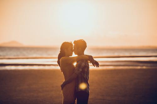Casal apaixonado na praia