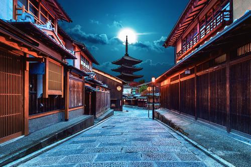 Calle famosa de Kyoto en la noche