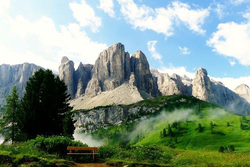 Montaña de piedra gris