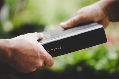 Segurando a bíblia e orando