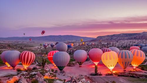 Balões de ar quente no Parque Nacional de Goreme, Capadócia, Turquia