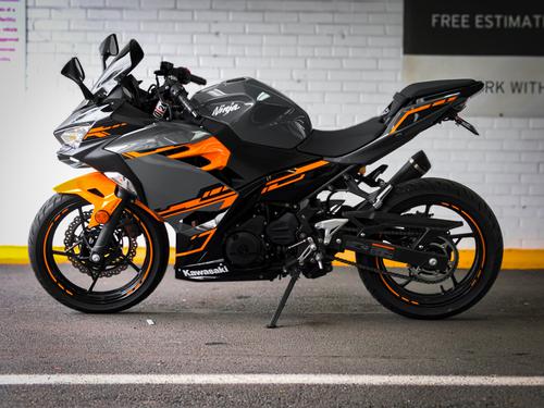 Kawasaki Ninja preta e laranja