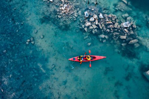 Kayak en un río translúcido