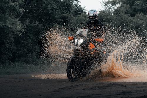 KTM Duke salpicada de lama
