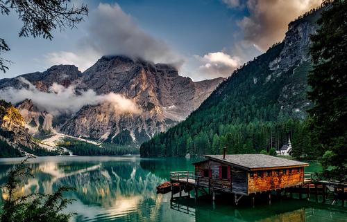 Casa del lago en los Alpes