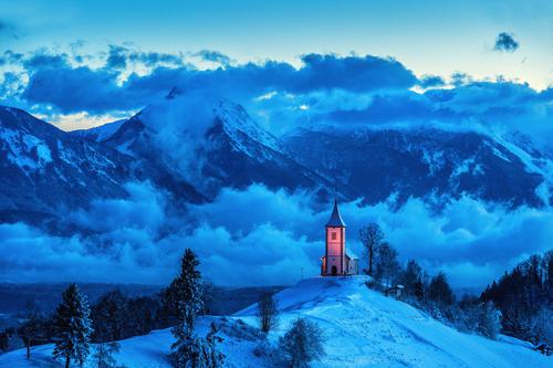 Iglesia solitaria en las montañas