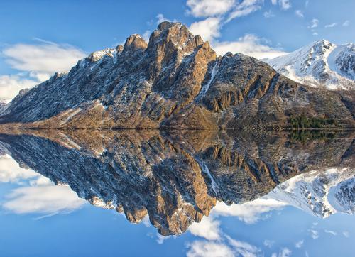 Montanhas refletidas em um lago