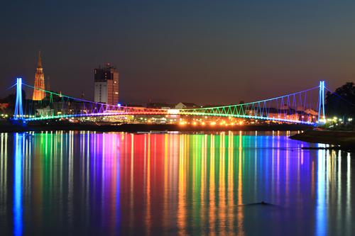 Puente iluminado en Osijek, Croacia