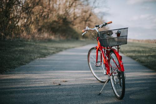 Bicicleta roja con canasta