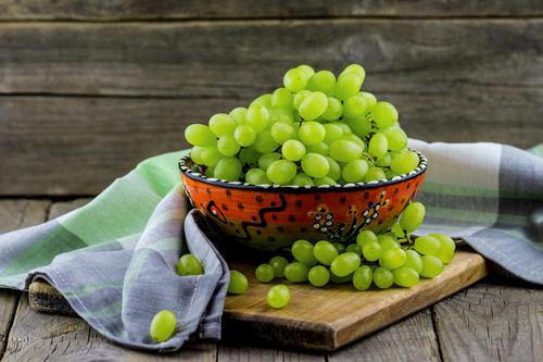 Ripe grapes in a bowl