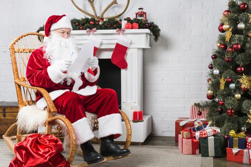 Papai Noel verificando sua lista de presentes
