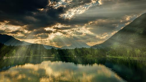 Rayos de sol sobre un lago