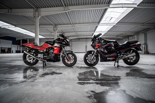 Duas motos Kawasaki