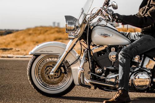 Deluxe Harley-Davidson blanca