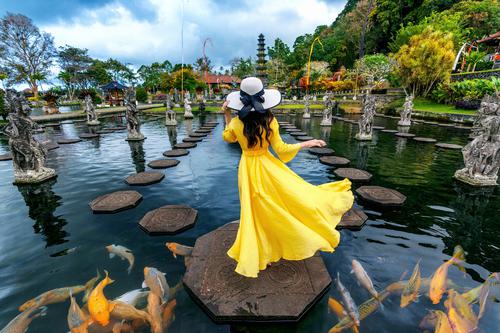 Mujer en el Palacio del Agua de Tirta Gangga, Bali