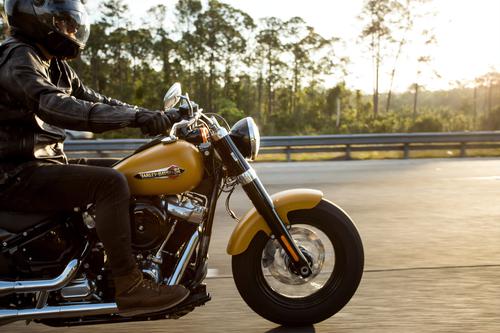 Harley-Davidson amarilla